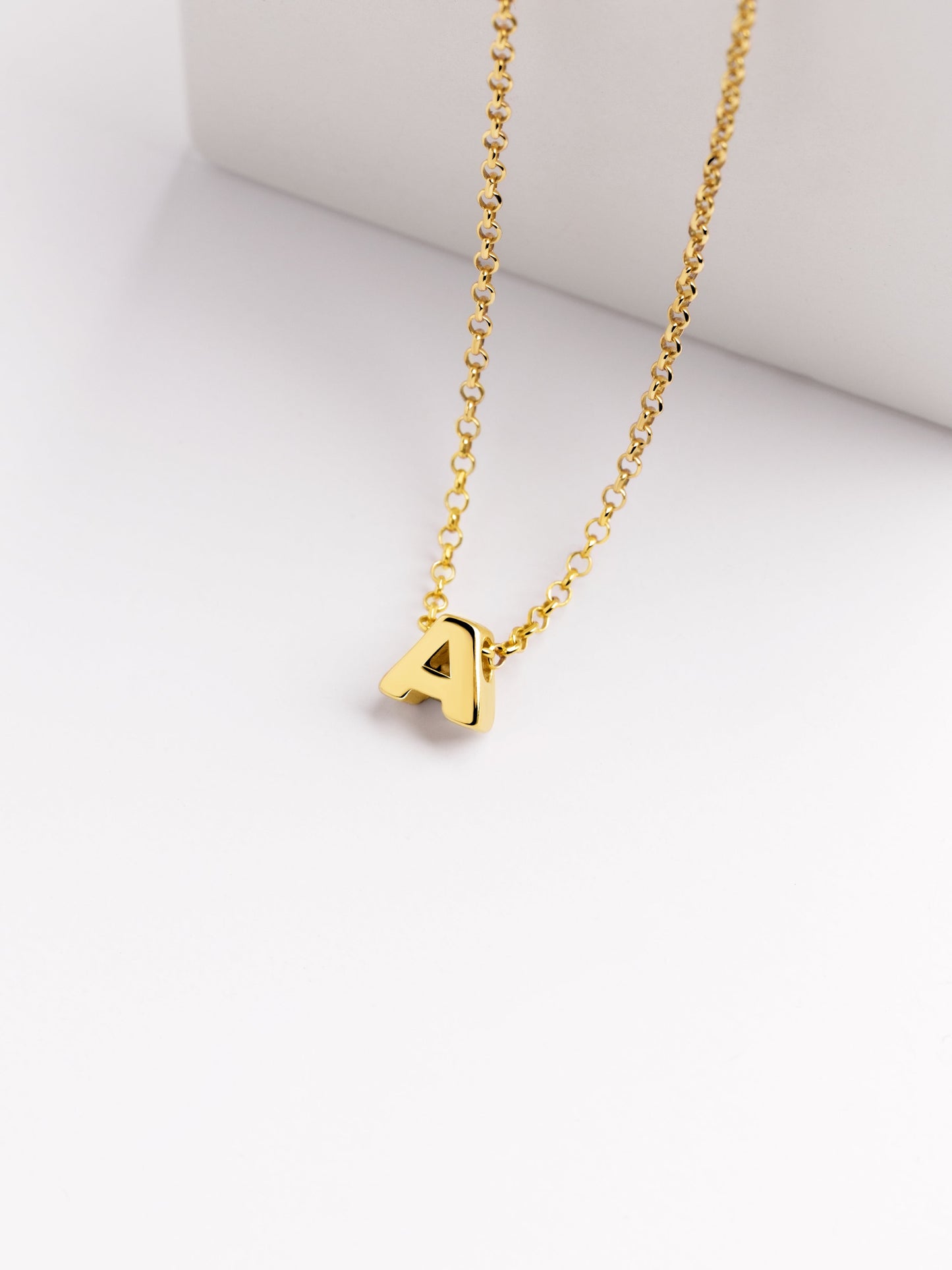 Gouden ketting met gepersonaliseerd initiaal