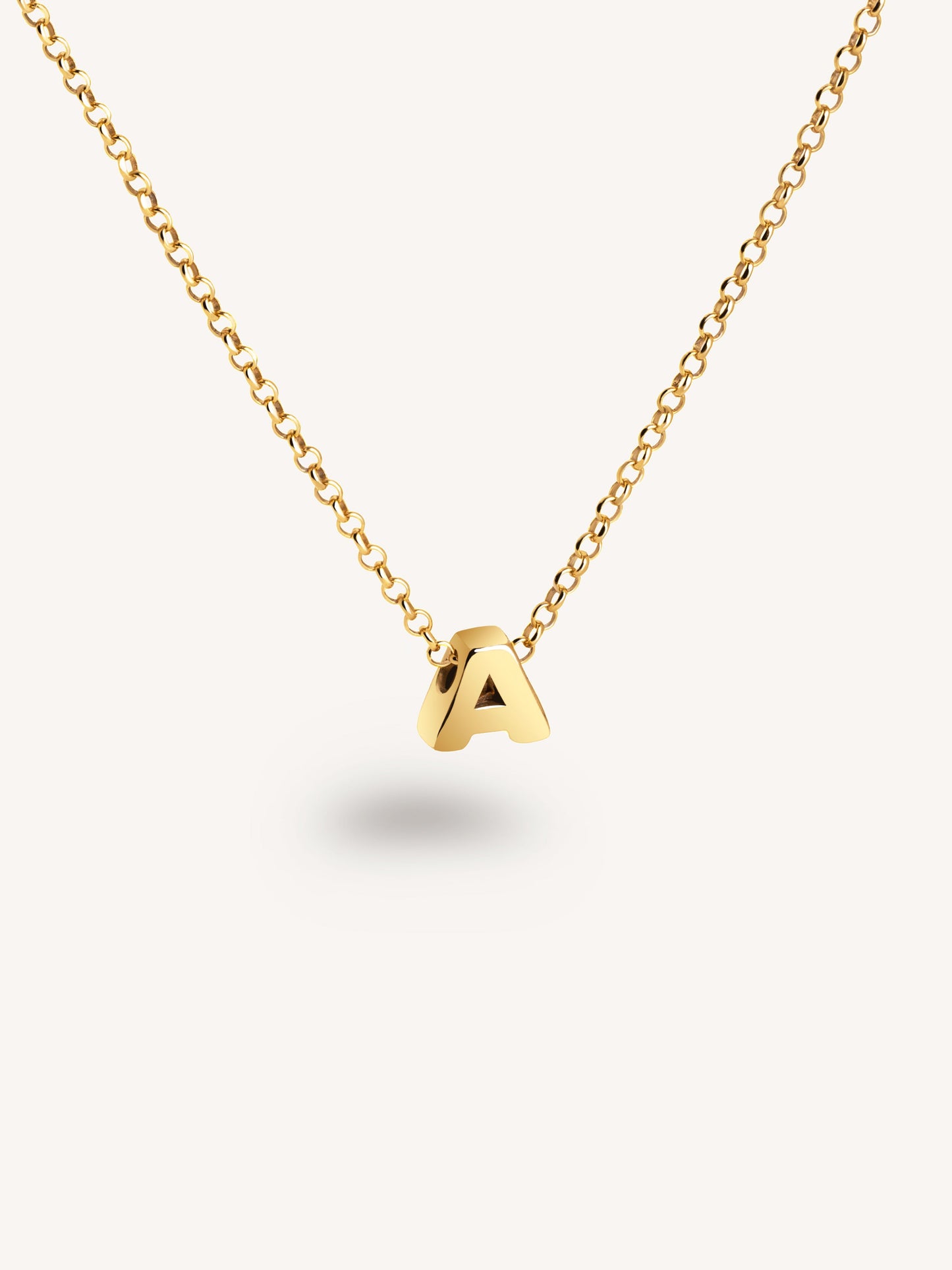 Gouden ketting met gepersonaliseerd initiaal